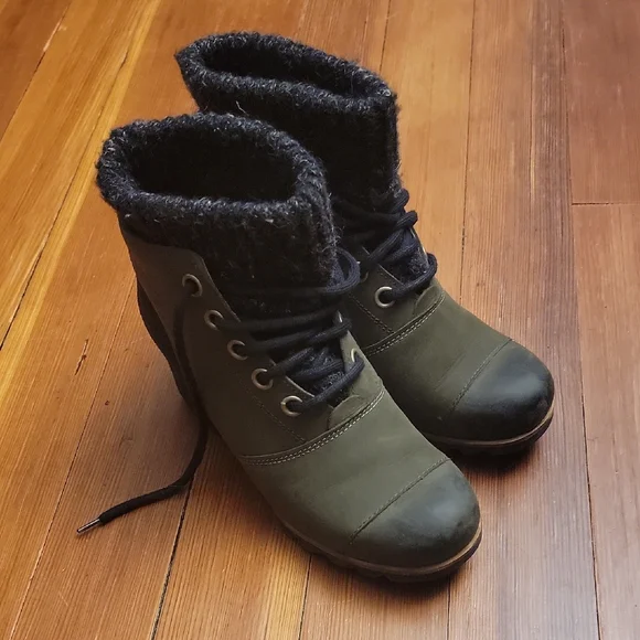 Women's Green Lace-Up Boots - Picture 1 of 6